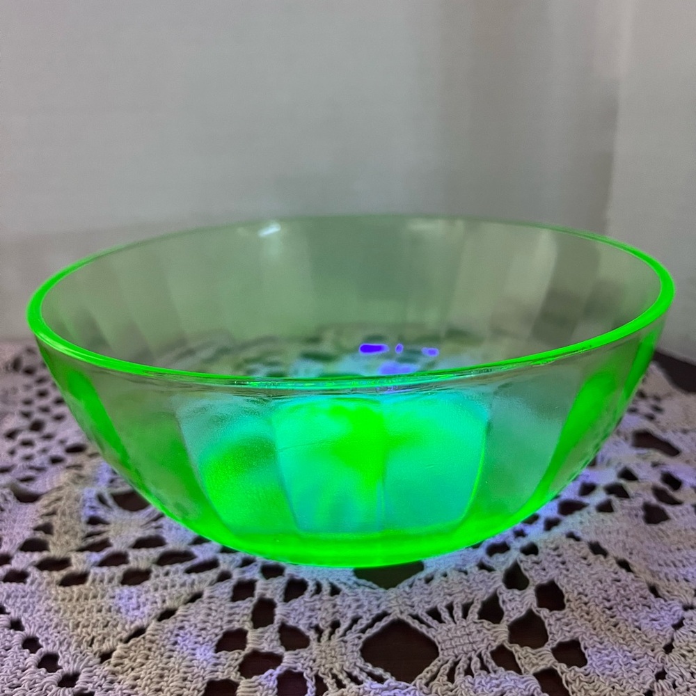 UV Uranium Glass Bowl – Starburst Design, Glows Brilliantly ✨